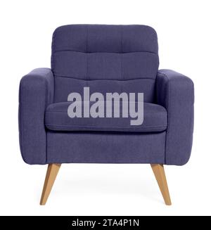 Un confortable fauteuil violet isolé sur blanc Banque D'Images