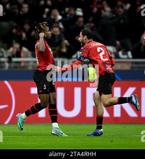 Milan, Italie. 28 novembre 2023. Samuel Chukwueze (G) célèbre son but avec son coéquipier Davide Calabria lors du match de l'UEFA Champions League Group F entre l'AC Milan et le Borussia Dortmund à Milan, Italie, le 28 novembre 2023. Crédit : Daniele Mascolo/Xinhua/Alamy Live News Banque D'Images