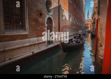 Balade tranquille en gondole à travers les canaux pittoresques de Venise, Italie - concept de voyage serein. Banque D'Images