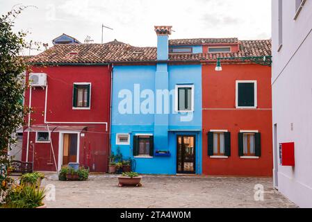 Vibrante rangée de maisons vénitiennes traditionnelles à Burano, Italie - Architecture colorée et canaux Banque D'Images