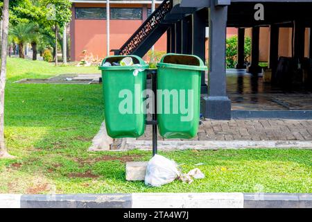 Poubelles vertes suspendues dans le parc Banque D'Images