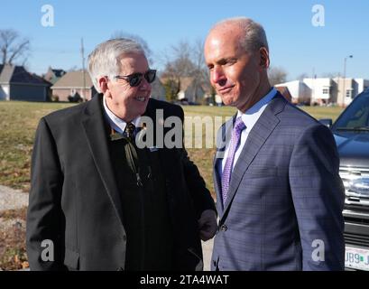 St. Louis, États-Unis. 02 décembre 2023. Mike Parson (à gauche), gouverneur du Missouri, est accueilli par Dennis Muilenburg, président du conseil d'administration d'Advanced Manufacturing innovation Epicenter avant l'inauguration d'une nouvelle usine à St. Louis le mardi 28 novembre 2023. Muilenburg, ancien président et chef de la direction de Boeing Company, a été congédié en 2019 à la suite de deux accidents des avions 737 MAX. Photo de Bill Greenblatt/UPI crédit : UPI/Alamy Live News Banque D'Images