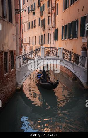 Promenade tranquille en gondole à travers le canal moderne de Venise avec de hauts bâtiments et une atmosphère sereine Banque D'Images