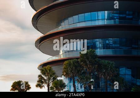 Une architecture moderne face à la vue mer. le matin et le soleil illumine la façade. Banque D'Images