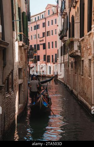 Balade tranquille en gondole à travers les canaux emblématiques de Venise - Sérène Waterway Scene Banque D'Images