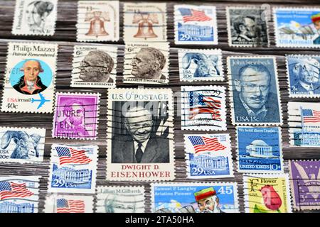 Le Caire, Egypte septembre 21 2022 : divers vieux timbres-poste utilisés des Etats-Unis d'Amérique à différentes époques sur un fond de bois, une couverture avec Banque D'Images