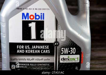 Le Caire, Égypte, novembre 23 2023 : Mobil One 1 5W-30 dexos 1 huile moteur entièrement synthétique avancée approuvée par GM pour les voitures utilisées avec les États-Unis, les Japonais et les Coréens Banque D'Images