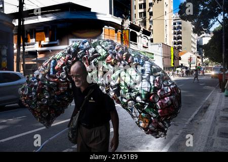 Cueilleur de canettes en aluminium au quartier Copacabana, Rio de Janeiro, Brésil. Banque D'Images