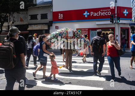 Cueilleur de canettes en aluminium au quartier Copacabana, Rio de Janeiro, Brésil. Banque D'Images