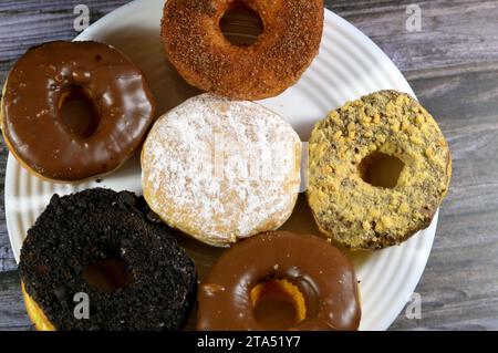 Assorti avec diverses garnitures, saveurs et garnitures, un beignet ou beignet, un type d'aliment à base de pâte frite levée, généralement frite d'un f Banque D'Images