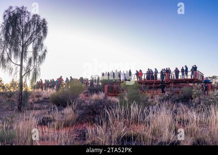 Les gens se sont rassemblés à l'aube dans la zone d'observation du lever du soleil et de photos de Kata Tjuta (les Olgas) dans le parc national d'Uluru-Kata Tjuta, territoire du Nord, Australie Banque D'Images