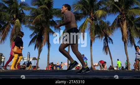 Coureur sur la piste cyclable située à côté de la promenade de la plage de Copacabana, Rio de Janeiro, Brésil. Banque D'Images