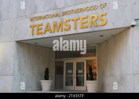 Washington, DC, États-Unis. 28 novembre 2023. Vue extérieure et signalisation du siège de la Fraternité internationale des Teamsters à Washington, DC, États-Unis, le 28 novembre 2023. Fondé en 1903, le Teamsters compte aujourd'hui plus d'un million de membres. (Photo de Carlos Kosienski/Sipa USA) crédit : SIPA USA/Alamy Live News Banque D'Images