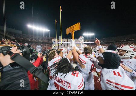 Minneapolis, Minnesota, États-Unis. 25 novembre 2023. Les Badgers du Wisconsin célèbrent leur victoire à la fin des Golden Gophers du Minnesota contre les Badgers du Wisconsin au stade Huntington Bank de Minneapolis, Minnesota, le samedi 25 novembre 2023. Wisconsin a gagné 28-14. (Image de crédit : © Steven Garcia/ZUMA Press Wire) USAGE ÉDITORIAL SEULEMENT! Non destiné à UN USAGE commercial ! Banque D'Images