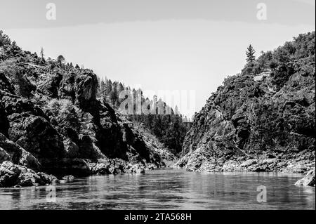 Vue sur le niveau de l'eau de Hellgate Canyon sur la rivière sauvage et pittoresque Rogue Banque D'Images