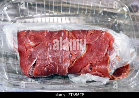 Fines tranches de pastrami de boeuf, à base de poitrine de boeuf, la viande crue est saumée, partiellement séchée, assaisonnée avec des herbes et des épices, puis fumée et cuite à la vapeur, li Banque D'Images