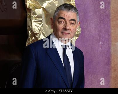 Londres, Royaume-Uni. 28 novembre 2023. Rowan Atkinson arrivant à la première mondiale de Wonka, Royal Festival Hall, Londres, Royaume-Uni, novembre 28, 2023. photo de Stuart Hardy/ABACAPRESS.COM crédit : Abaca Press/Alamy Live News Banque D'Images