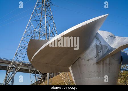 Vieille turbine à hélice Kaplan à pales réglables exposée au barrage Pickwick sur la rivière Tennessee Banque D'Images