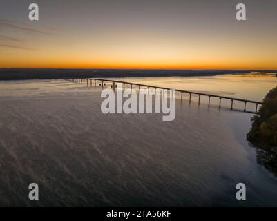 Natchez Trace National Parkway traverse le Tennessee River - John Coffee Memorial Bridge, vue aérienne au lever du soleil Banque D'Images