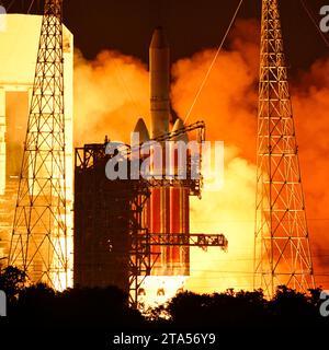 Cape Canaveral, États-Unis. 22 juin 2023. Une fusée Delta IV Heavy de la United Launch Alliance lance le satellite NROL 68 pour le Bureau national de reconnaissance des États-Unis depuis le complexe 37 de la Station spatiale Cape Canaveral, en Floride, le jeudi 22 juin 2023. Photo de Joe Marino/UPI crédit : UPI/Alamy Live News Banque D'Images