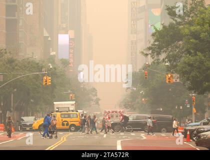 New York, États-Unis. 07 juin 2023. Les piétons traversent la 42e rue alors qu’elle est enveloppée de fumée à la suite de feux de forêt continus au Canada, le mercredi 7 juin 2023, à New York. Des millions de personnes dans l'est des États-Unis ont dû faire face à des conditions de qualité de l'air insalubres, car la fumée des feux de forêt dans l'est du Canada souffle sur une grande partie du pays. Photo de John Angelillo/UPI crédit : UPI/Alamy Live News Banque D'Images