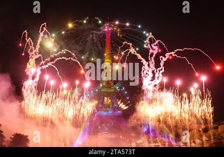 Paris, France. 14 juillet 2023. Des feux d'artifice éclairent la Tour Eiffel lors des célébrations du jour de la Bastille à Paris, en France, le vendredi 14 juillet 2023. De nombreuses villes françaises ont annulé leurs spectacles traditionnels de feux d'artifice à la fois pour les troubles sociaux et le changement climatique. Photo de Maya Vidon-White/UPI crédit : UPI/Alamy Live News Banque D'Images