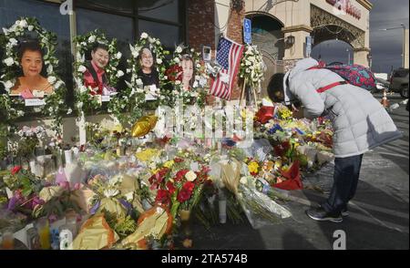 Monterey Park, États-Unis. 29 janvier 2023. Une femme s'incline devant des portraits de Monterey Park tuant des victimes tuées lors d'une célébration du nouvel an lunaire, alors que les résidents de la communauté Alhambra-Monterey Park continuent de pleurer au Star Ballroom Dance Studio à Monterey Park, Californie, le dimanche 29 janvier 2023. Photo de Jim Ruymen/UPI crédit : UPI/Alamy Live News Banque D'Images