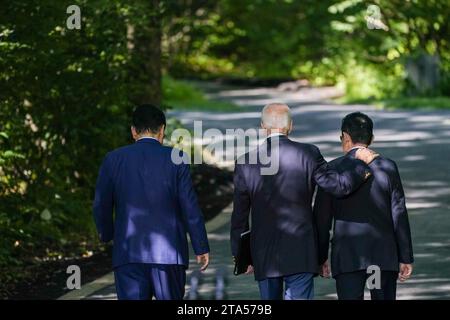 Washington, États-Unis. 18 août 2023. Le président américain Joe Biden part avec le président sud-coréen Yoon Suk Yeol (à gauche) et le premier ministre japonais Fumio Kishida (à droite) après une conférence de presse conjointe à la fin du sommet trilatéral à Camp David dans le Maryland le vendredi 18 août 2023. Photo de Nathan Howard/UPI crédit : UPI/Alamy Live News Banque D'Images