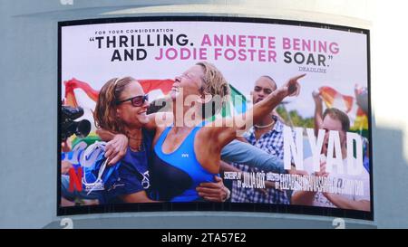 Los Angeles, Californie, USA 28 novembre 2023 NYAD Netflix Billboard avec Annette Bening le 28 novembre 2023 à Los Angeles, Californie, USA. Photo de Barry King/Alamy stock photo Banque D'Images