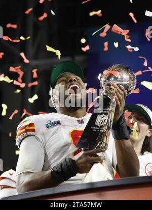 Glendale, États-Unis. 11 février 2023. Carlos Dunlap (8), le défensif des Chiefs de Kansas City, célèbre sa victoire au Super Bowl LVII après avoir battu les Eagles de Philadelphie 38-35 au State Farm Stadium de Glendale, Arizona, le dimanche 12 février 2023. Photo de John Angelillo/UPI crédit : UPI/Alamy Live News Banque D'Images