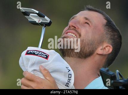 Los Angeles, États-Unis. 18 juin 2023. Wyndham Clark lève les yeux sur le 18e green après avoir remporté l’US Open Golf Championship 2023 au Los Angeles Country Club à Los Angeles, en Californie, le dimanche 18 juin 2023. La victoire est le premier championnat majeur de Clark et il a tiré 64, 67, 69 et 70 pour un 10-en-270. Photo de Mike Goulding/UPI crédit : UPI/Alamy Live News Banque D'Images