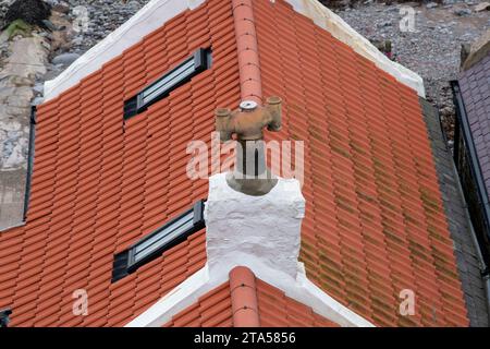 Toit de cottage en tuiles rouges à Crovie. Aberdeenshire, Écosse Banque D'Images