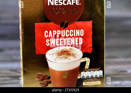 Le Caire, Egypte, novembre 4 2023 : Nestle Nescafé Gold Cappuccino caramel nouvelle recette, complétée avec une mousse de lait veloutée pour apporter le vrai café-restaurant Banque D'Images