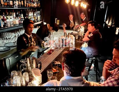 Bangkok, Thaïlande. 10 février 2023. Les clients s'assoient au comptoir d'un bar à Bangkok. Les pubs, bars et discothèques des principaux centres touristiques de Thaïlande seront bientôt autorisés à rester ouverts deux heures de plus. À l'avenir, les boîtes de nuit pourront garder leurs portes ouvertes jusqu'à 04:00 h 02 au lieu de 00 h. Crédit : Carola Frentzen/dpa/Alamy Live News Banque D'Images