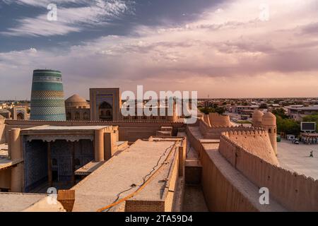 Porte ouest, porte père, ichon qala, Khiva, Ouzbékistan. Photo de coucher de soleil prise depuis le mur de la ville Banque D'Images