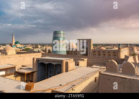 Vue sur la ligne d'horizon de l'ancienne ville de Khiva au coucher du soleil, Ouzbékistan. Ciel dramatique avec espace de copie pour le texte Banque D'Images