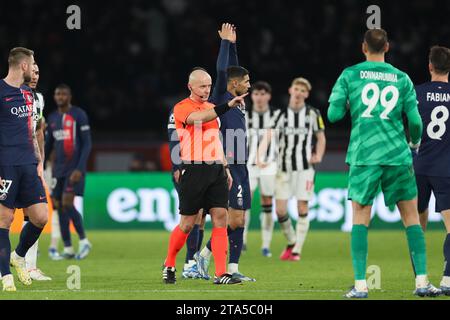 Paris, France 28 novembre 2023, Paris, France, 28 novembre 2023, l'arbitre Szymon Marciniak fait des gestes lors de la décision du VAR lors du match de football UEFA Champions League, Groupe F entre le Paris Saint-Germain et Newcastle United le 28 novembre 2023 au Parc des Princes à Paris, France Banque D'Images