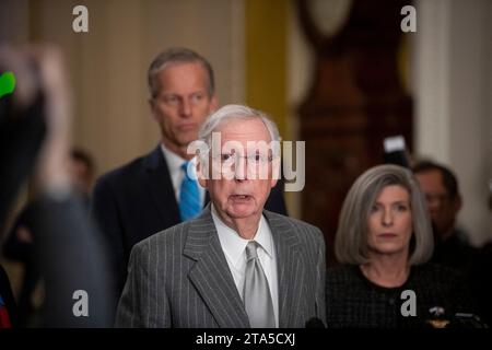 Washington, États-Unis. 28 novembre 2023. Mitch McConnell (républicain du Kentucky), leader de la minorité au Sénat des États-Unis, prononce une allocution lors du déjeuner-conférence de presse sur la politique républicaine au Capitole des États-Unis à Washington, DC, États-Unis, mardi 28 novembre, 2023. photo de Rod Lamkey/CNP/ABACAPRESSS.COM crédit : Abaca Press/Alamy Live News Banque D'Images