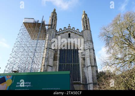 Une vue de la chapelle du King's College alors que l'installation de 438 nouveaux panneaux solaires photovoltaïques se poursuit sur le toit de la chapelle récemment restaurée du King's College Cambridge. Les panneaux répondront à 100 % des besoins énergétiques de la Chapelle et réduiront les émissions de carbone du Collège de plus de 27 tonnes par an. Date de la photo : mardi 28 novembre 2023. Banque D'Images