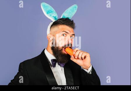 Concept de vacances de Pâques. Comique, drôle, bel homme porte des oreilles de lapin sur les têtes. Concept sain. Banque D'Images