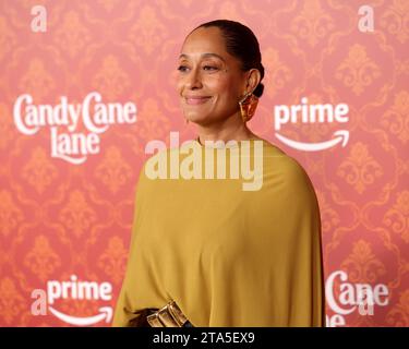 Los Angeles, États-Unis. 28 novembre 2023. Tracee Ellis Ross assiste à la première mondiale de Candy Cane Lane d'Amazon Prime Video au Regency Village Theatre de Los Angeles, Californie, le 28 novembre 2023. Scénario : un homme est déterminé à gagner le concours annuel de décoration de Noël du quartier. Il fait un pacte avec un elfe pour l'aider à gagner - et l'elfe jette un sort qui fait vivre les 12 jours de Noël, ce qui apporte un chaos inattendu à la ville. Photo de Greg Grudt/UPI crédit : UPI/Alamy Live News Banque D'Images