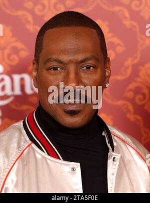 Los Angeles, États-Unis. 28 novembre 2023. Eddie Murphy assiste à la première mondiale de Candy Cane Lane d'Amazon Prime Video au Regency Village Theatre de Los Angeles, Californie, le 28 novembre 2023. Scénario : un homme est déterminé à gagner le concours annuel de décoration de Noël du quartier. Il fait un pacte avec un elfe pour l'aider à gagner - et l'elfe jette un sort qui fait vivre les 12 jours de Noël, ce qui apporte un chaos inattendu à la ville. Photo de Greg Grudt/UPI crédit : UPI/Alamy Live News Banque D'Images