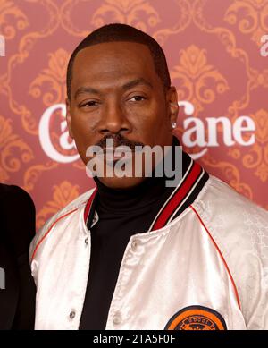 Los Angeles, États-Unis. 28 novembre 2023. Eddie Murphy assiste à la première mondiale de Candy Cane Lane d'Amazon Prime Video au Regency Village Theatre de Los Angeles, Californie, le 28 novembre 2023. Scénario : un homme est déterminé à gagner le concours annuel de décoration de Noël du quartier. Il fait un pacte avec un elfe pour l'aider à gagner - et l'elfe jette un sort qui fait vivre les 12 jours de Noël, ce qui apporte un chaos inattendu à la ville. Photo de Greg Grudt/UPI crédit : UPI/Alamy Live News Banque D'Images