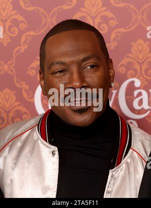 Los Angeles, États-Unis. 28 novembre 2023. Eddie Murphy assiste à la première mondiale de Candy Cane Lane d'Amazon Prime Video au Regency Village Theatre de Los Angeles, Californie, le 28 novembre 2023. Scénario : un homme est déterminé à gagner le concours annuel de décoration de Noël du quartier. Il fait un pacte avec un elfe pour l'aider à gagner - et l'elfe jette un sort qui fait vivre les 12 jours de Noël, ce qui apporte un chaos inattendu à la ville. Photo de Greg Grudt/UPI crédit : UPI/Alamy Live News Banque D'Images