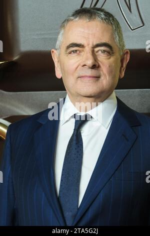 Londres, Royaume-Uni. Rowan Atkinson est photographié lors de la première mondiale de Wonka au Royal Festival Hall le 28 novembre 2023. Photo de Julie Edwards. Crédit : JEP Celebrity photos/Alamy Live News Banque D'Images