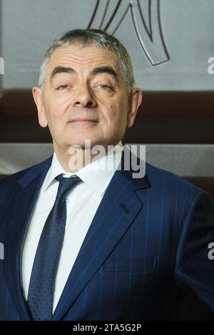 Londres, Royaume-Uni. Rowan Atkinson est photographié lors de la première mondiale de Wonka au Royal Festival Hall le 28 novembre 2023. Photo de Julie Edwards. Crédit : JEP Celebrity photos/Alamy Live News Banque D'Images