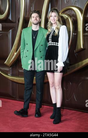 Londres, Royaume-Uni. Joel Dommett et Hannah Cooper photographiés lors de la première mondiale de Wonka au Royal Festival Hall le 28 novembre 2023. Photo de Julie Edwards. Crédit : JEP Celebrity photos/Alamy Live News Banque D'Images