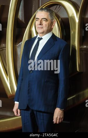 Londres, Royaume-Uni. Rowan Atkinson est photographié lors de la première mondiale de Wonka au Royal Festival Hall le 28 novembre 2023. Photo de Julie Edwards. Crédit : JEP Celebrity photos/Alamy Live News Banque D'Images