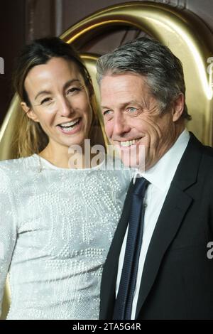 Londres, Royaume-Uni. Anna Elisabet Eberstein et Hugh Grant photographiés lors de la première mondiale de Wonka au Royal Festival Hall le 28 novembre 2023. Photo de Julie Edwards. Crédit : JEP Celebrity photos/Alamy Live News Banque D'Images