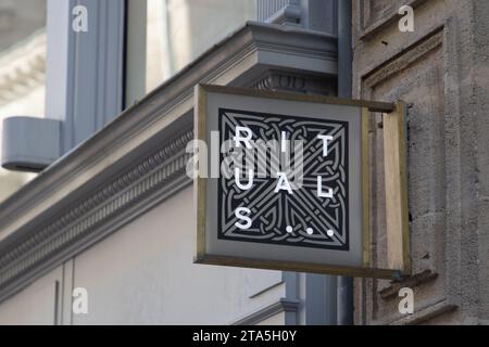 Bordeaux , France - 11 16 2023 : Rituals magasin de marque de la chaîne de logo de vitrine et magasin de signe de texte sur la façade murale magasin de mode de façade Banque D'Images